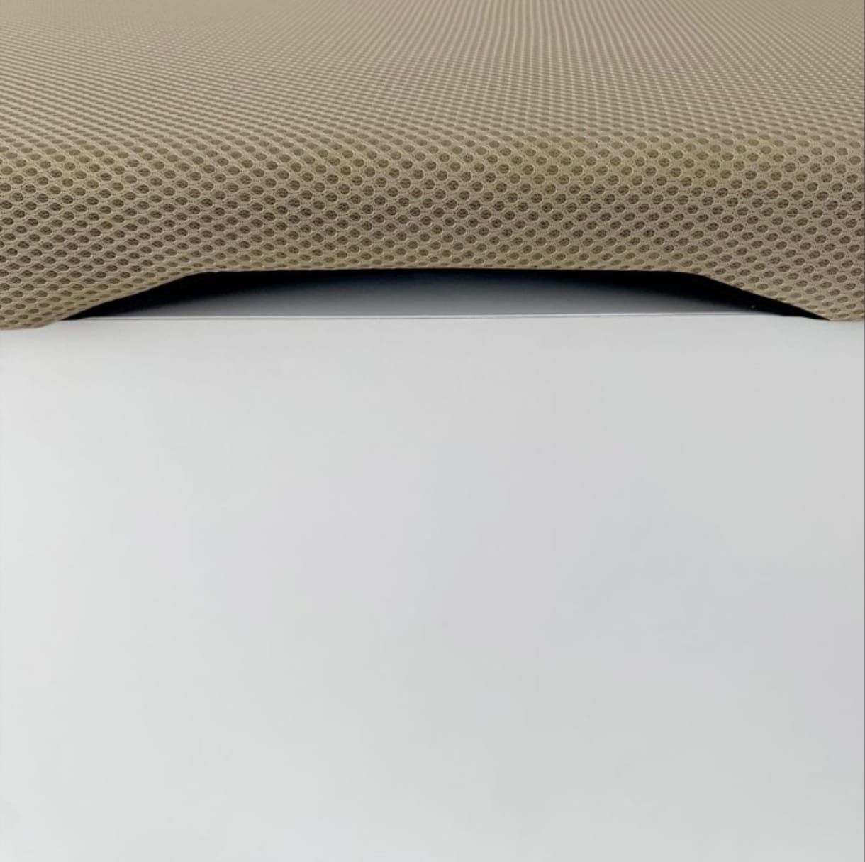 Vista de cerca de una tela de color tostado y texturizada con un patrón 