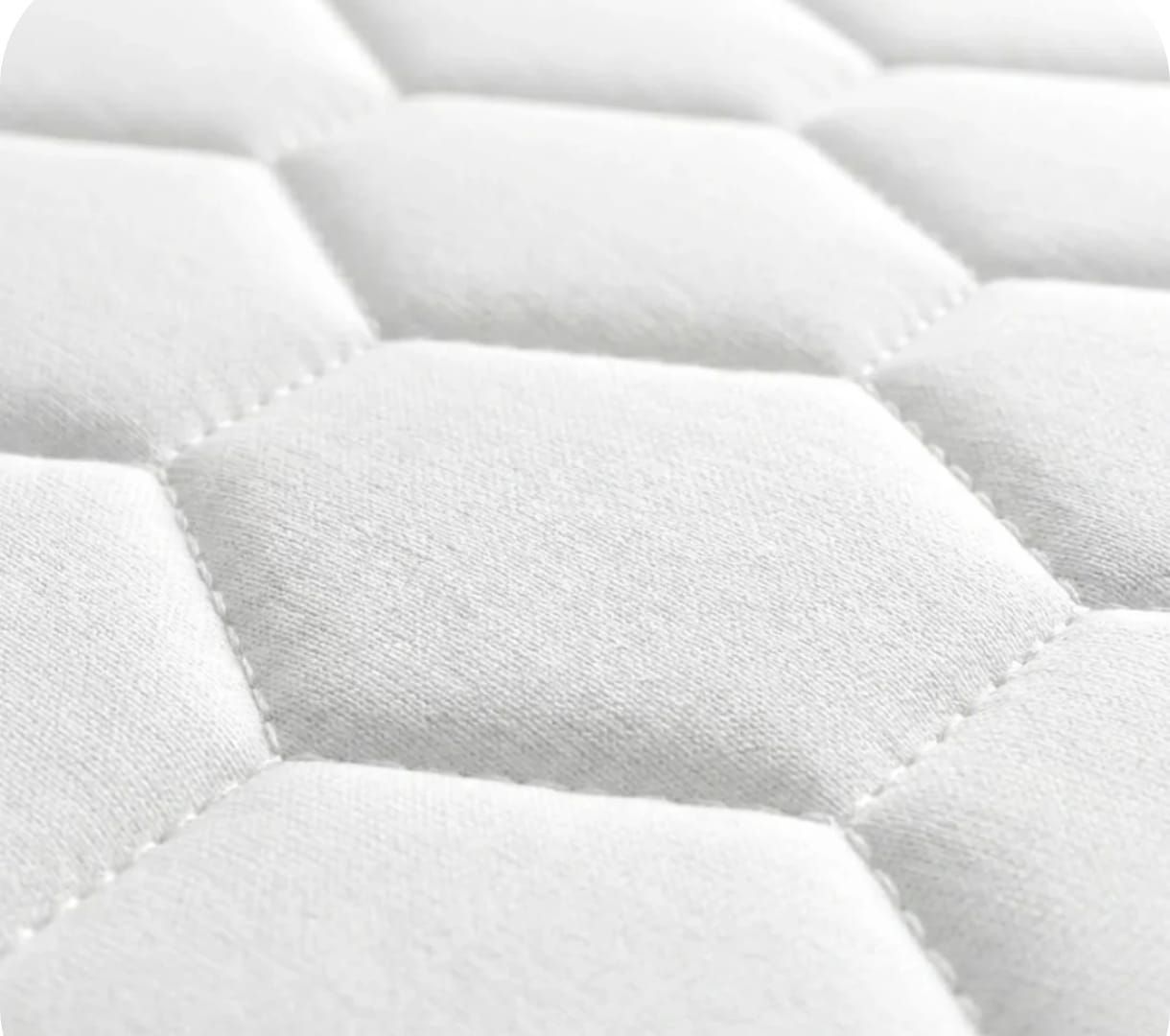 Primer plano de una tela blanca con un patrón hexagonal acolchado que se repite.