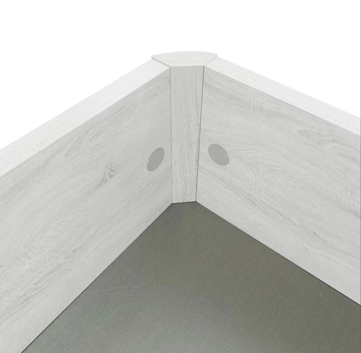 Una esquina interior de un marco de mueble con vetas de madera blancas.