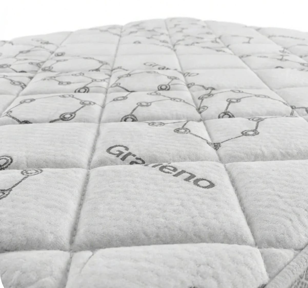 Primer plano de una tela de colchón blanca acolchada con un patrón molecular de grafeno repetitivo y texto.