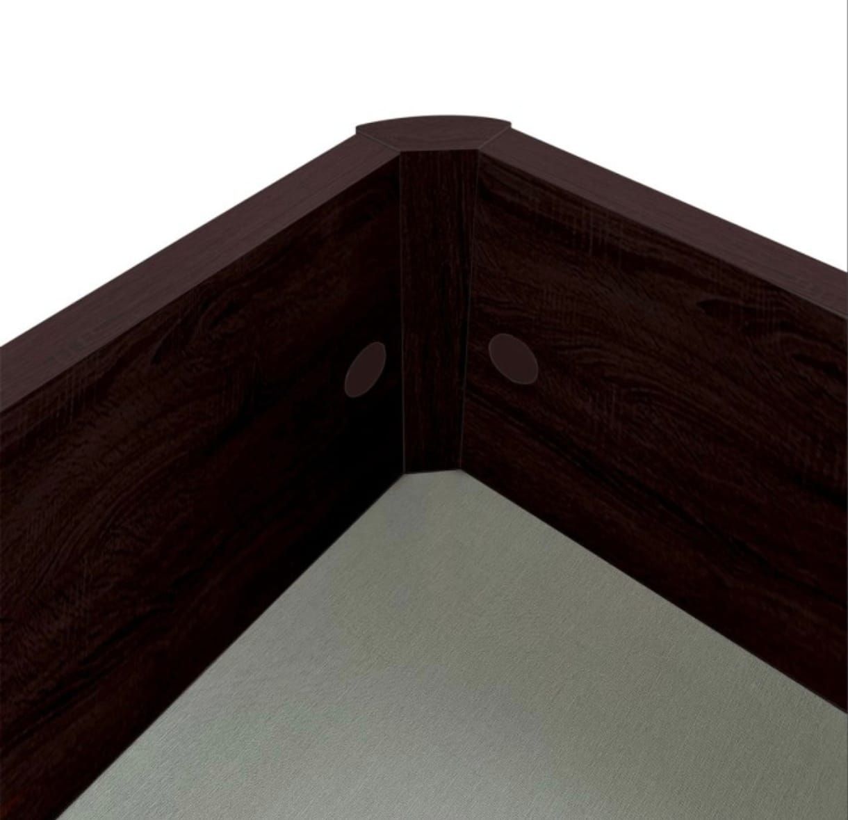 La esquina de un escritorio de madera oscura con dos pasacables