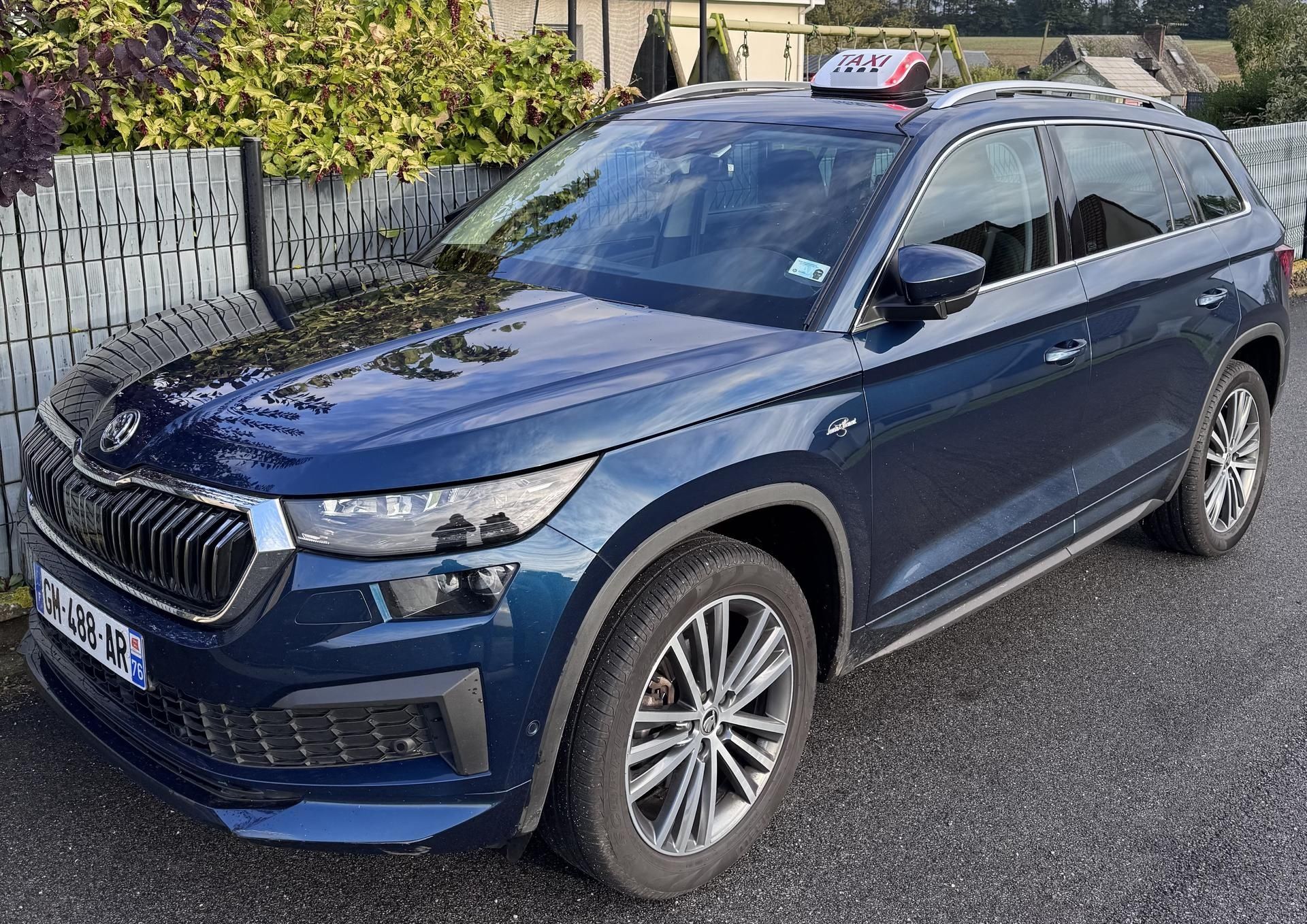 Une Skoda bleu foncé.
