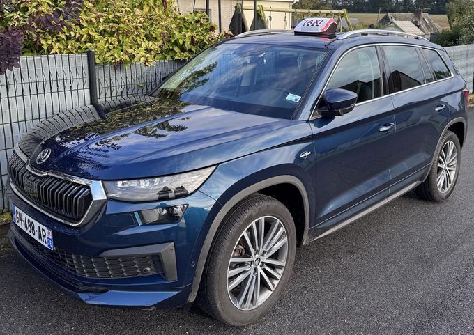Un SUV Skoda Kodiaq bleu foncé.