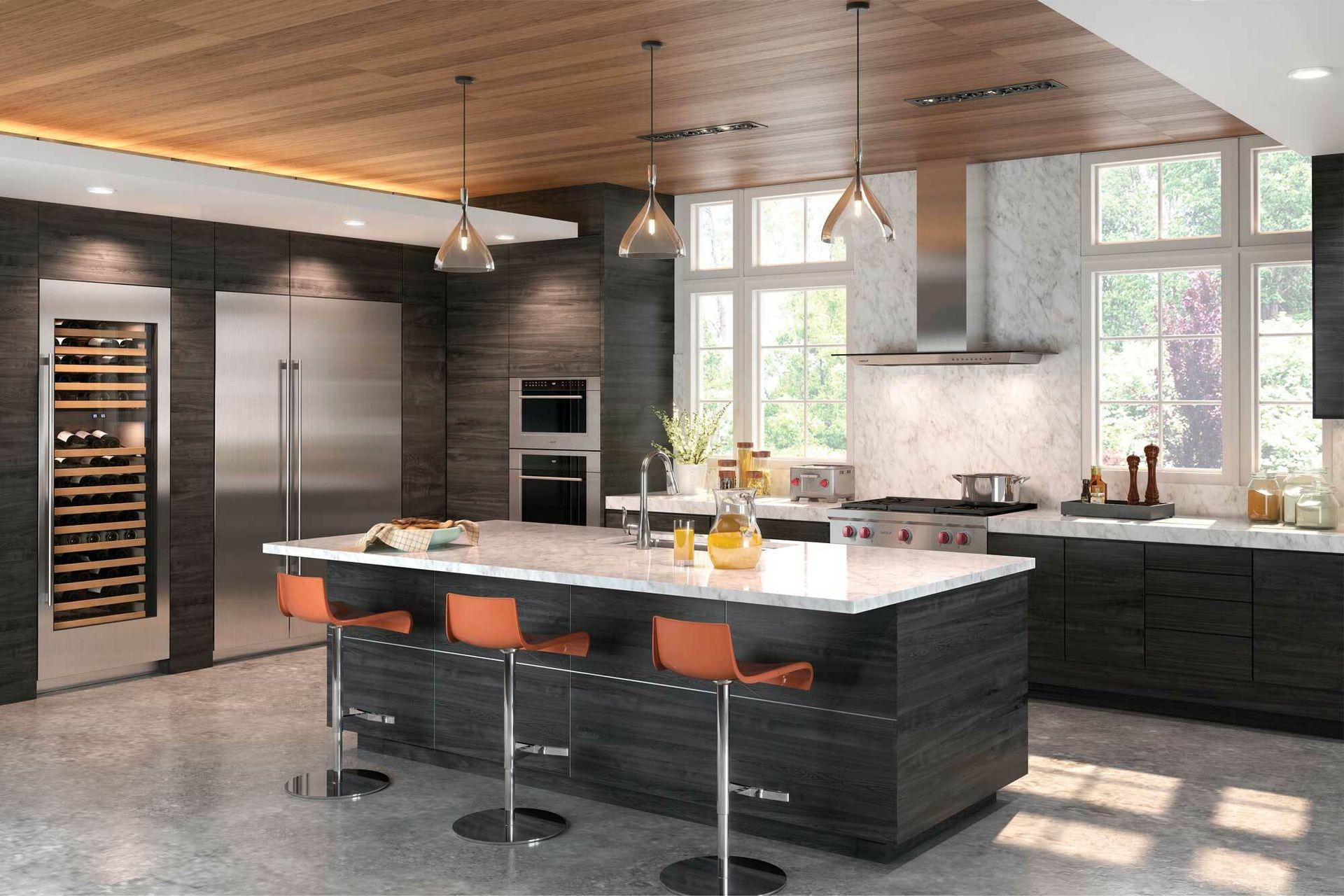 Cuisine moderne avec armoires foncées, plafond en bois, grand îlot central, suspensions lumineuses et fenêtres lumineuses