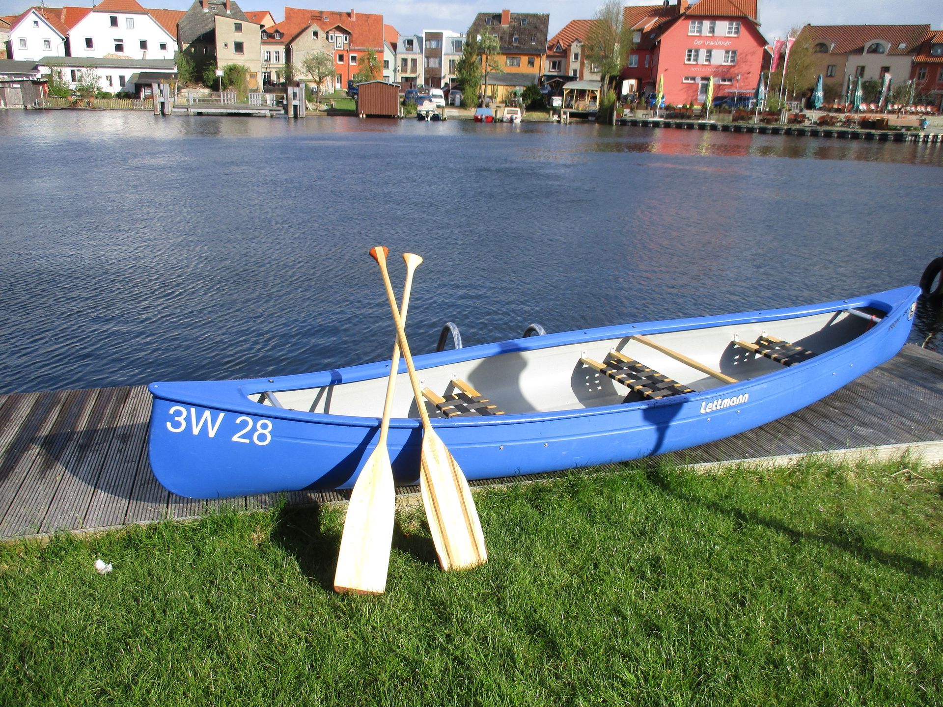 Ein blaues Kanu mit der Nummer 3w 28 darauf