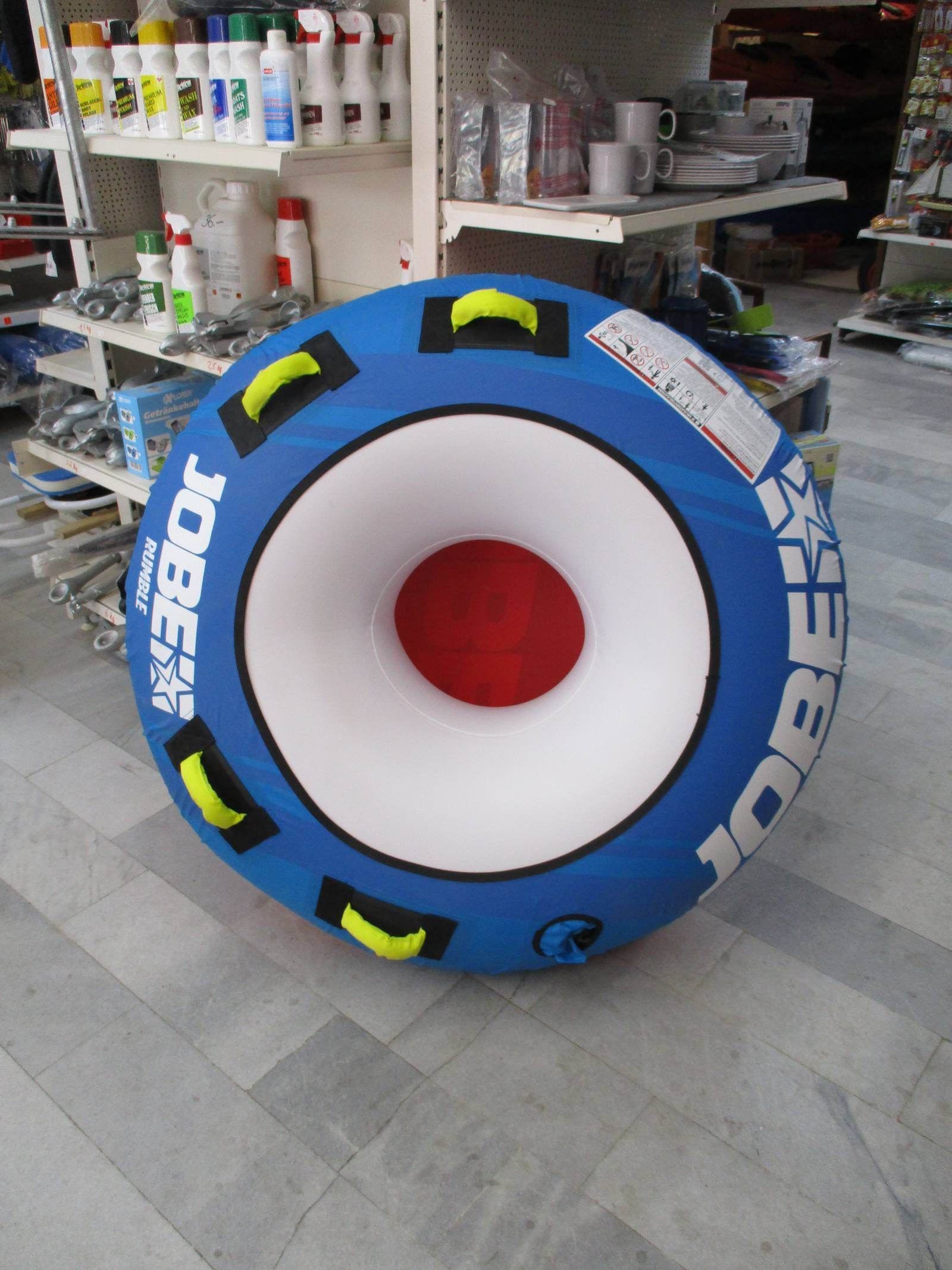 Ein Jobe-Schlauch liegt in einem Geschäft auf dem Boden