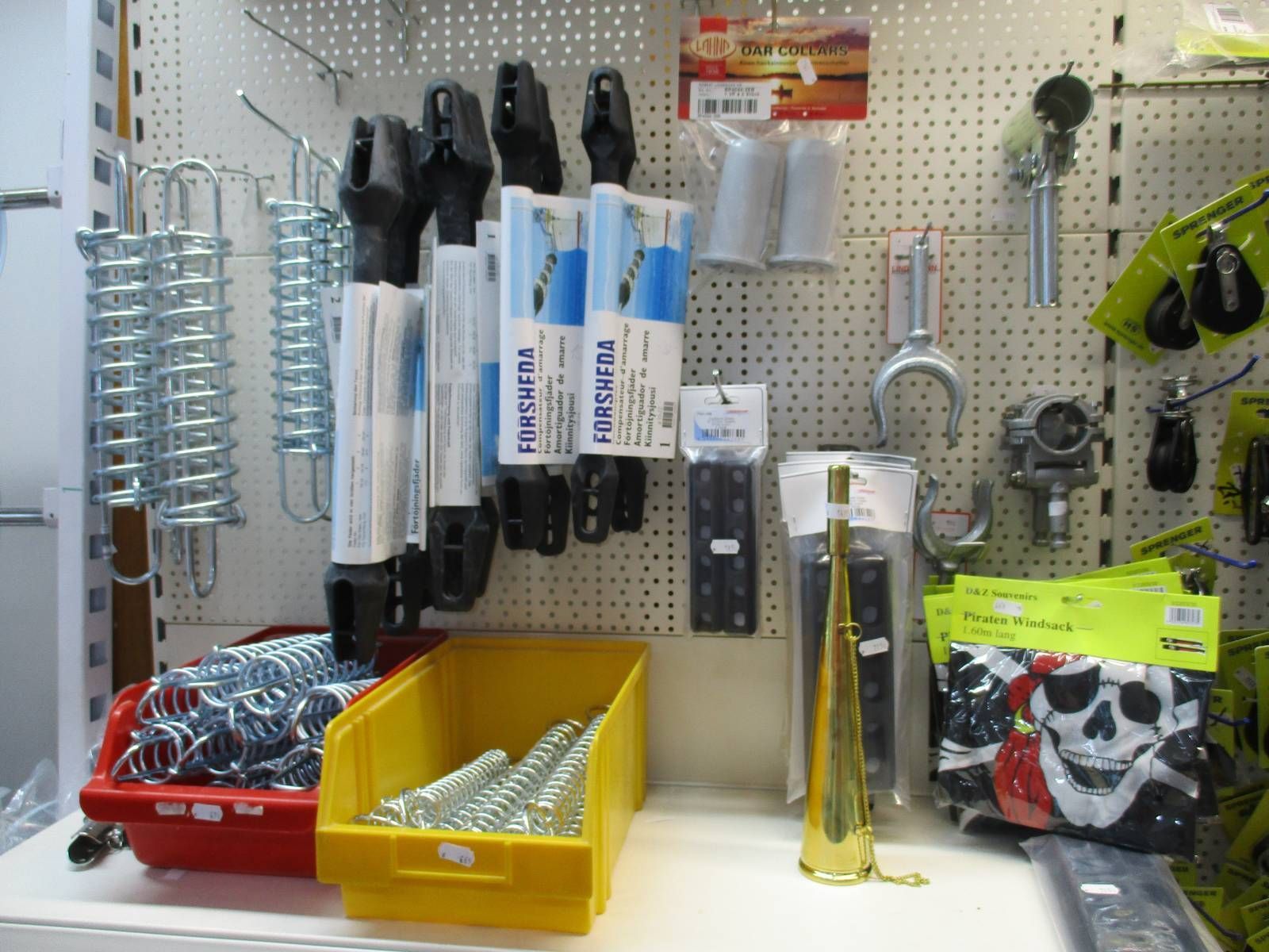 Ein Haufen Werkzeuge hängen an einer Wand in einem Geschäft