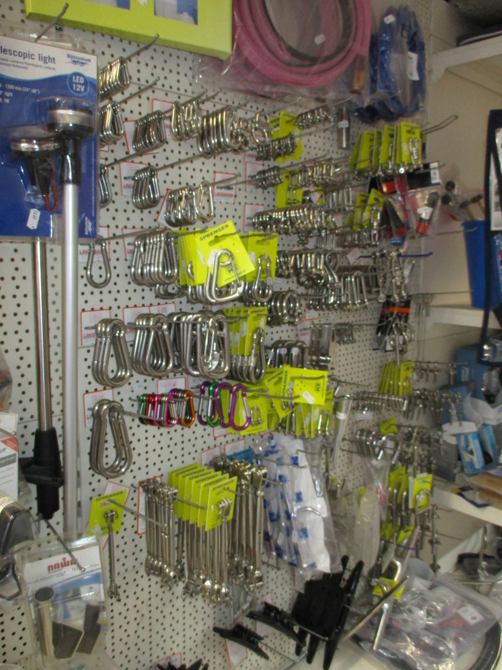 Ein Haufen Werkzeuge hängen an einer Wand in einem Geschäft