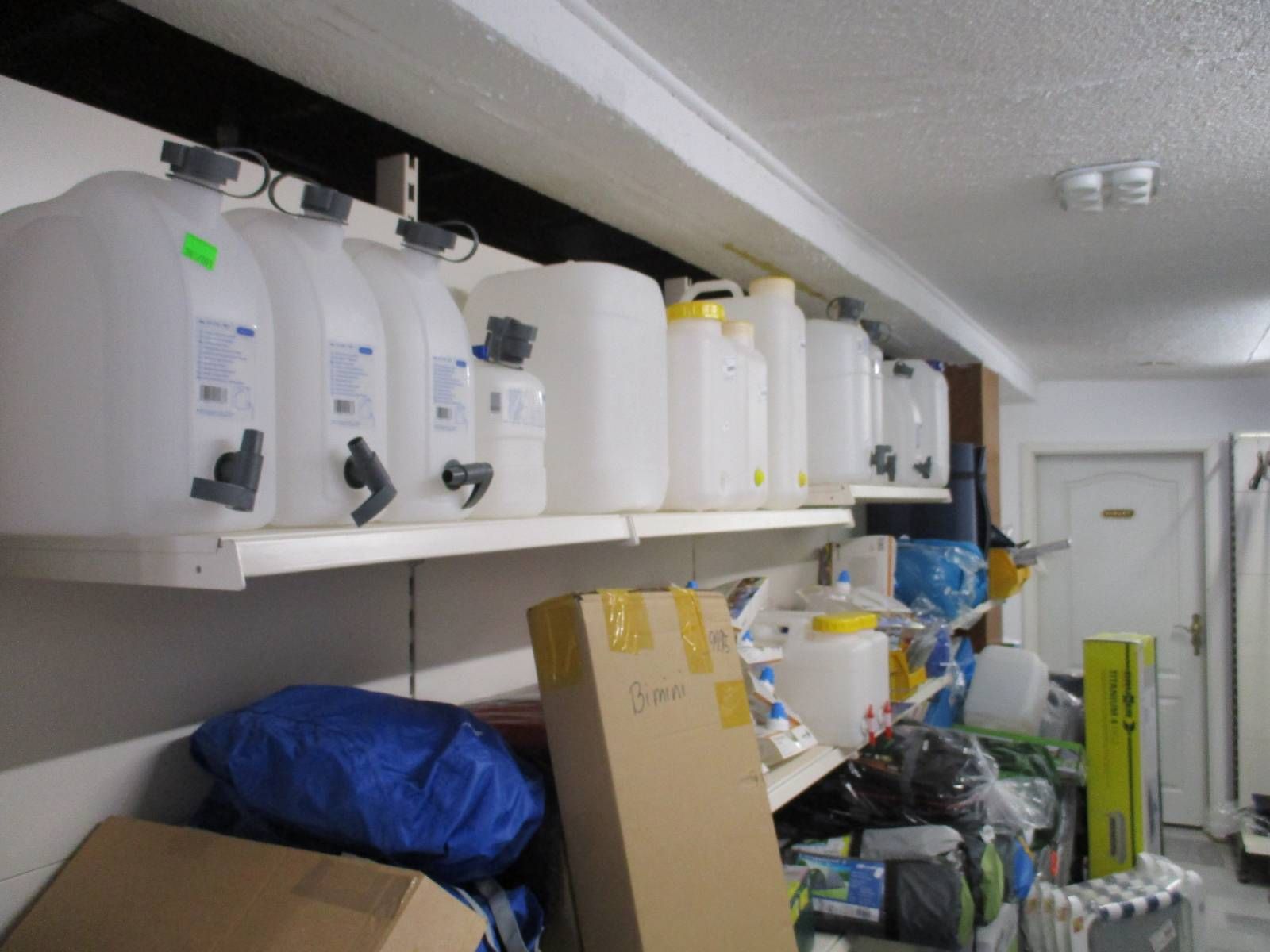 Ein Haufen Plastikbehälter sind auf einem Regal aufgereiht