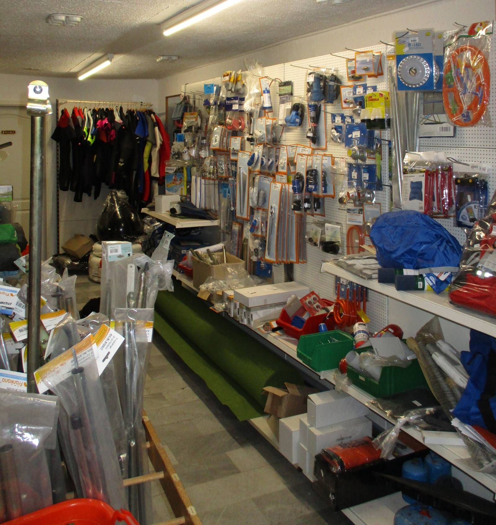 Ein Geschäft mit vielen Artikeln, darunter ein blauer Ring