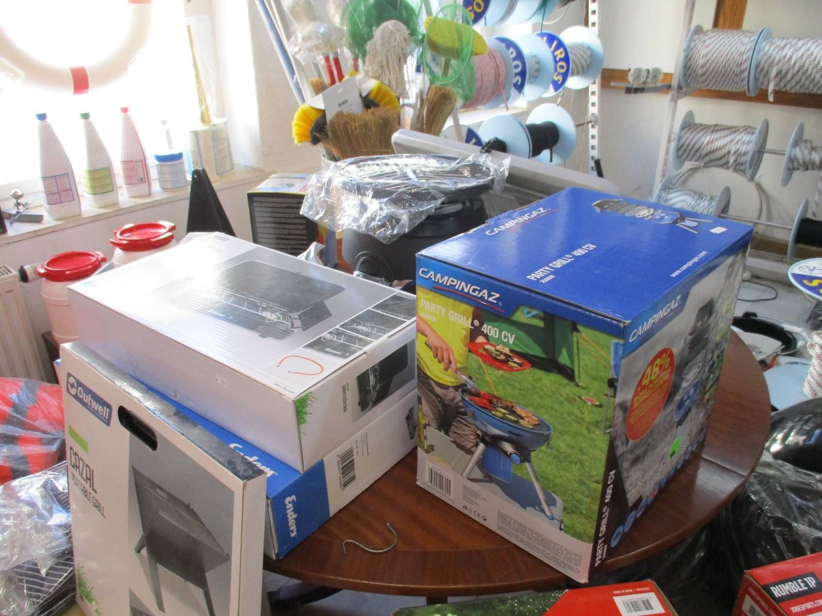 Ein Haufen Kisten sind übereinander auf einem Tisch gestapelt