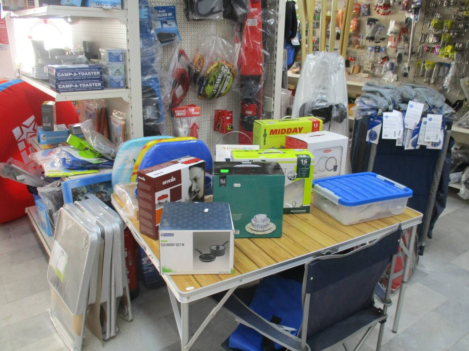 Ein Tisch in einem Geschäft mit Kisten darauf und einer Kiste mit der Aufschrift „Alvarez“ darauf