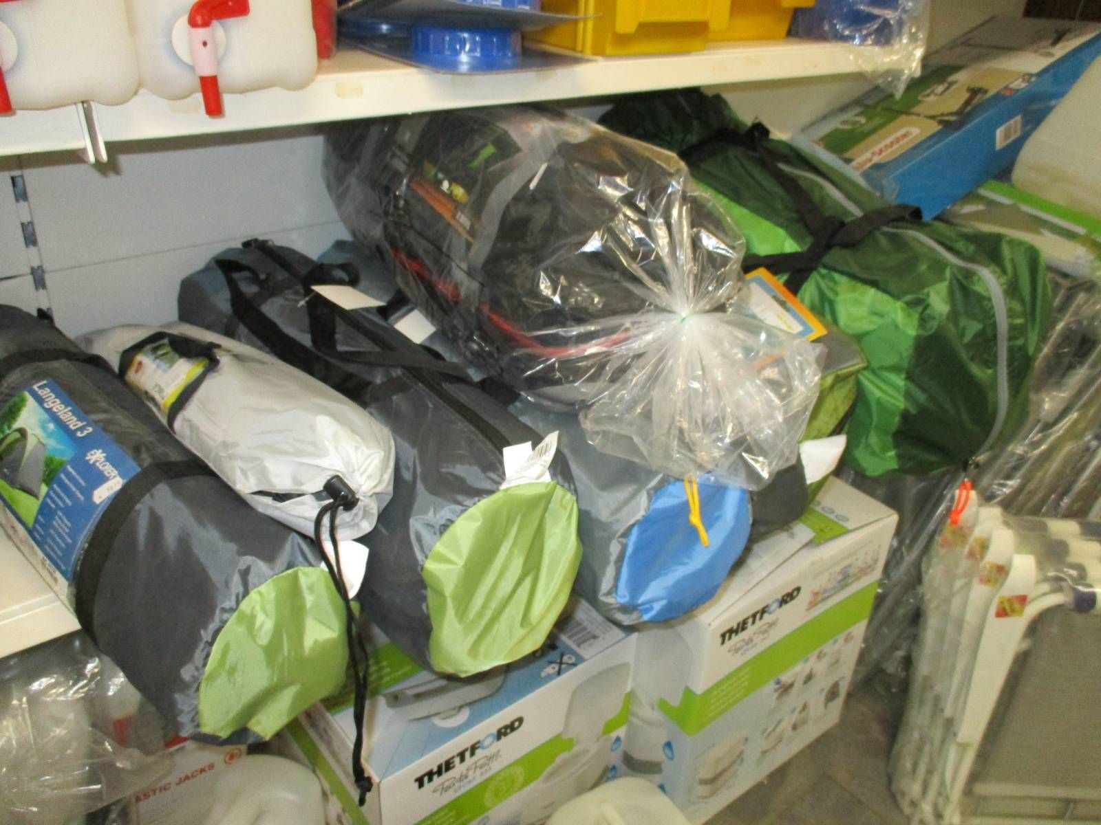 Ein Haufen Taschen sind auf Kisten gestapelt, auf denen Party steht