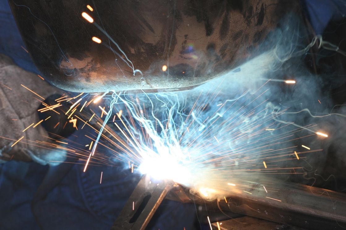 Ein Monteur führt eine präzise Garagentor-Montage an einem modernen Tor durch.