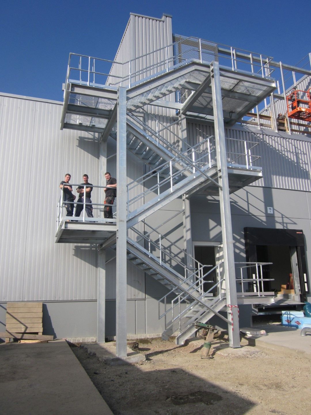 Außenansicht einer Treppe mit einem Metallgeländer an einer Parkgarage