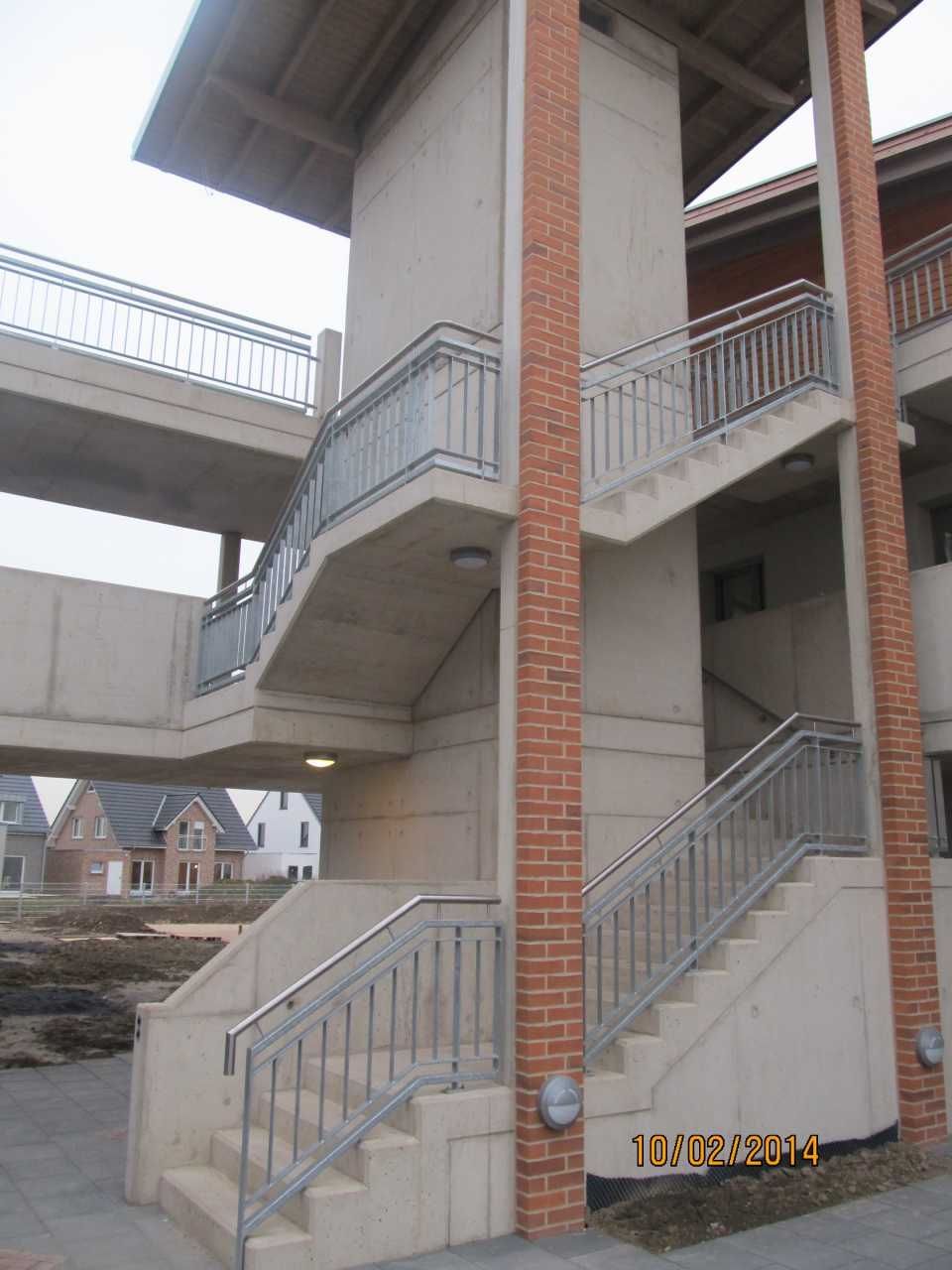 Außenansicht einer Treppe mit einem Metallgeländer