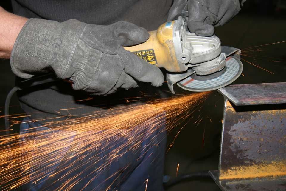 Mitarbeiter von Streutgens Schlossereibetriebe GmbH & Co. KG der Metall abschleift