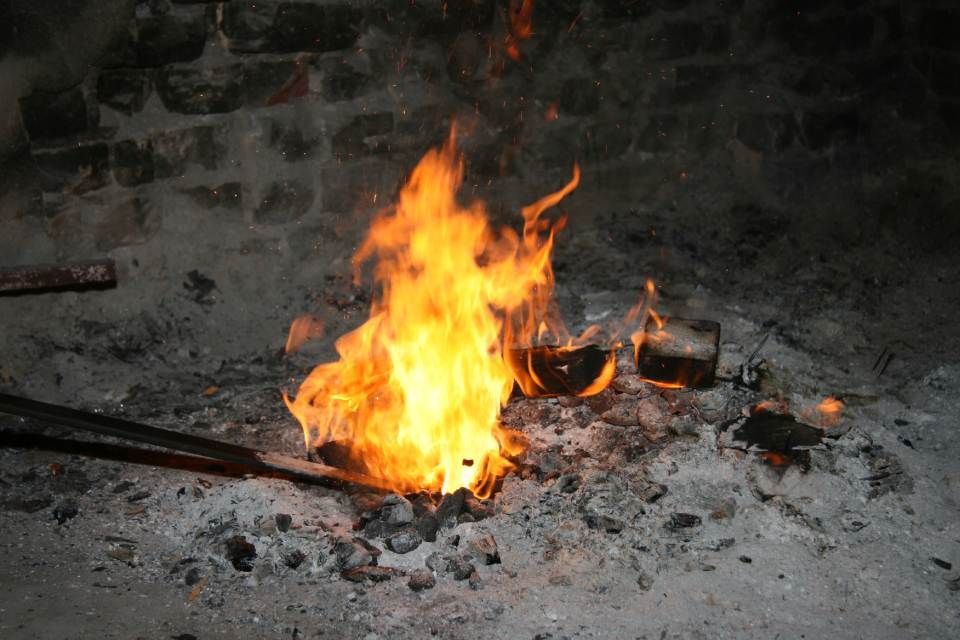 Metall wird mit Flamme bearbeitet