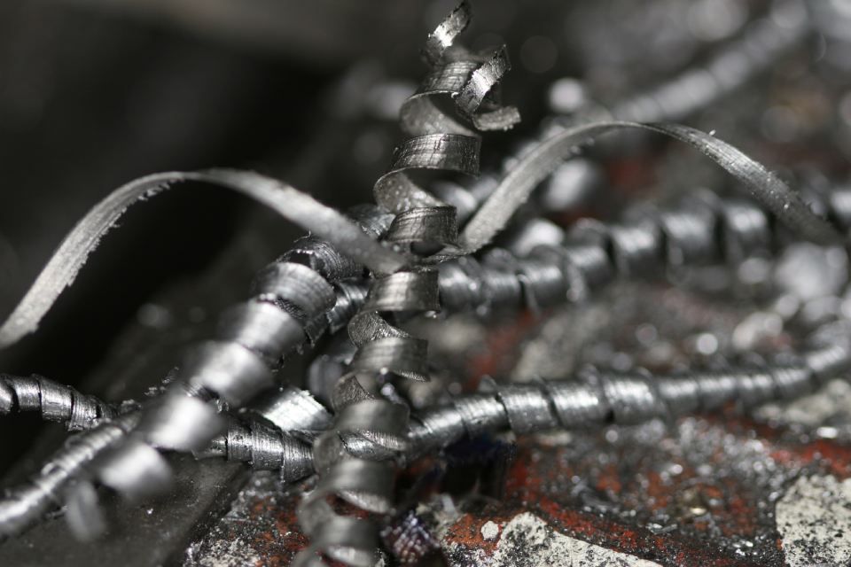 Metallreste auf einem Boden