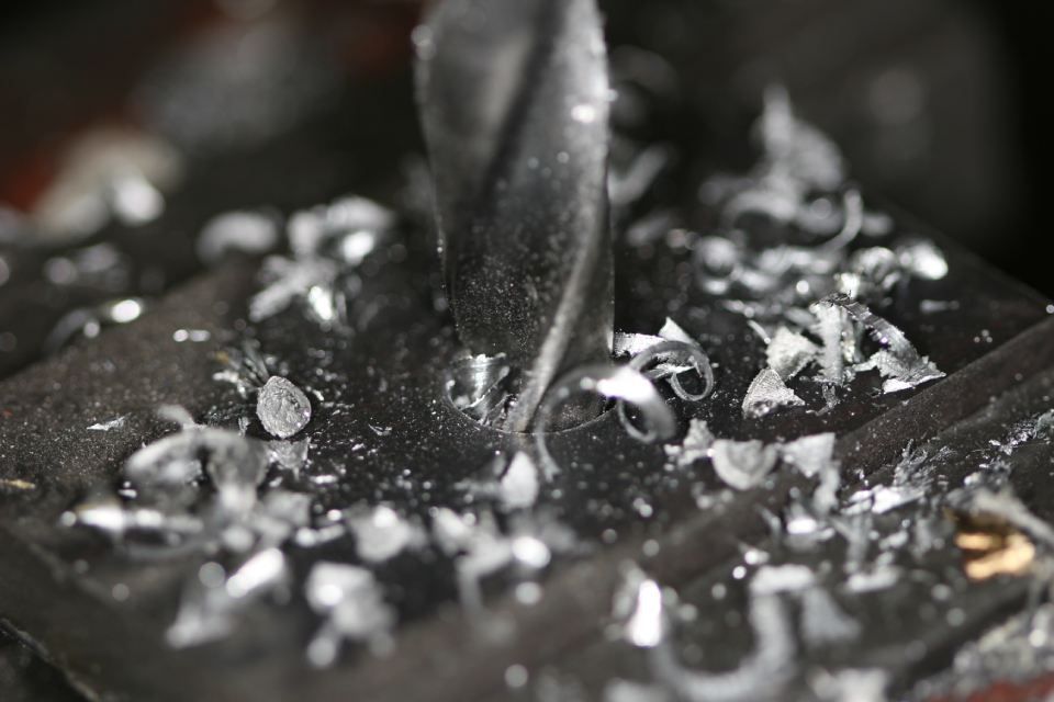 Metallreste rund um einen Bohrer
