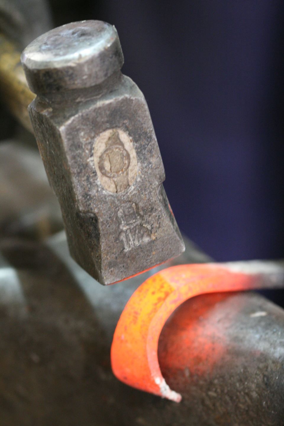 Hammer auf einem heißen Stück Metall