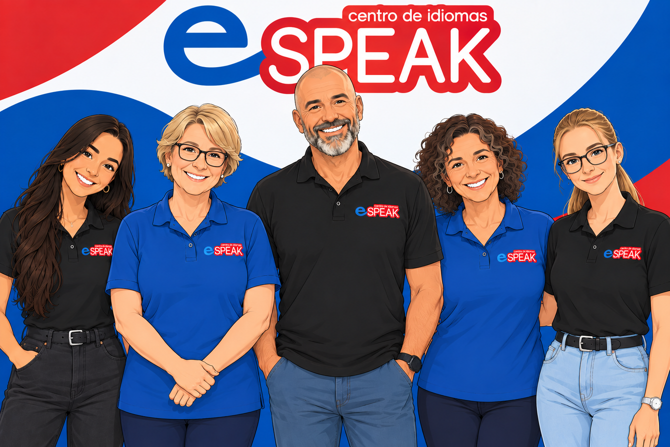 Cinco empleados sonrientes de eSpeak con polos azules y negros posando sobre un fondo blanco.