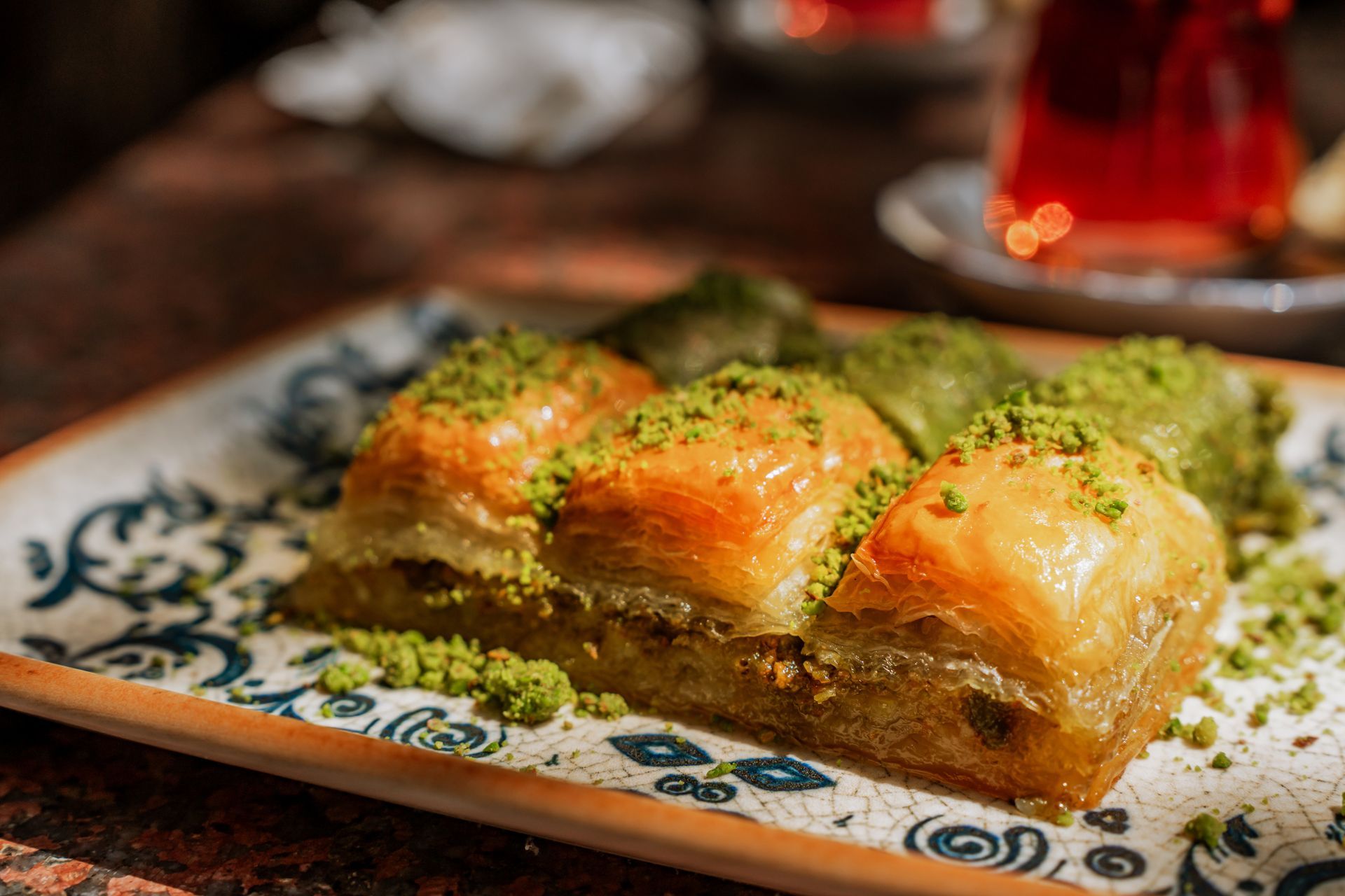 Pain perdu garni de fraises, de myrtilles et de menthe, servi sur une assiette posée sur une table en bois.