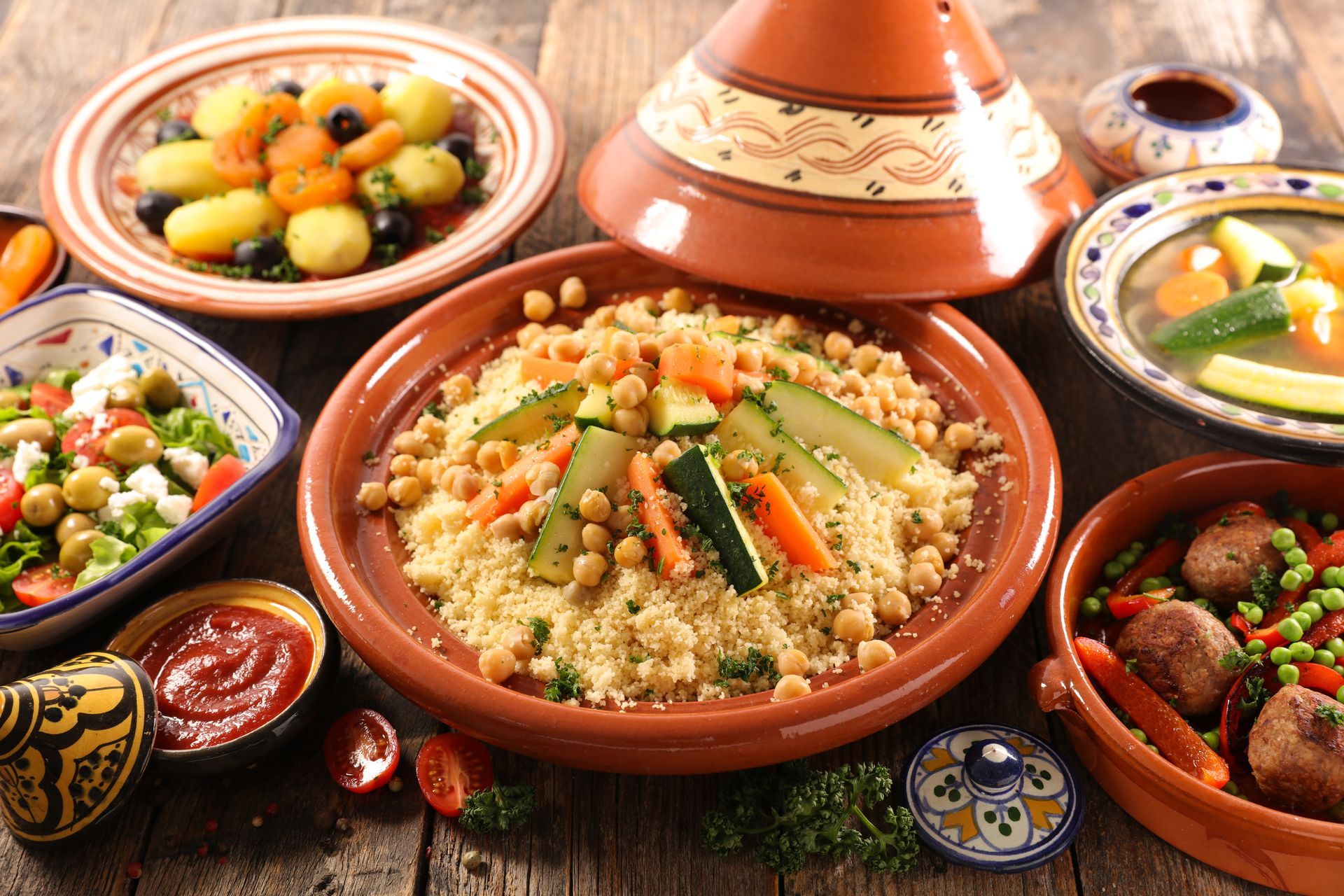 Couscous marocain aux légumes et tajines sur une table