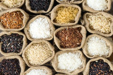 Assortiment de céréales et de légumineuses dans de petits sacs de jute, vu du dessus
