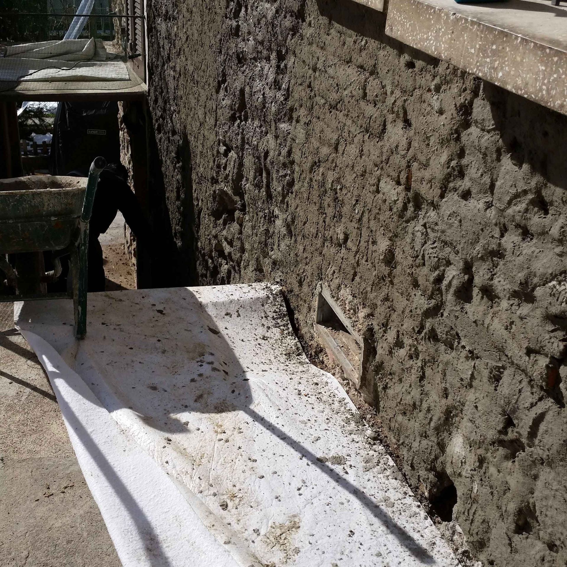 Prosciugamento della muratura tramite iniezione più intonaco impermeabile più intonaco traspirante