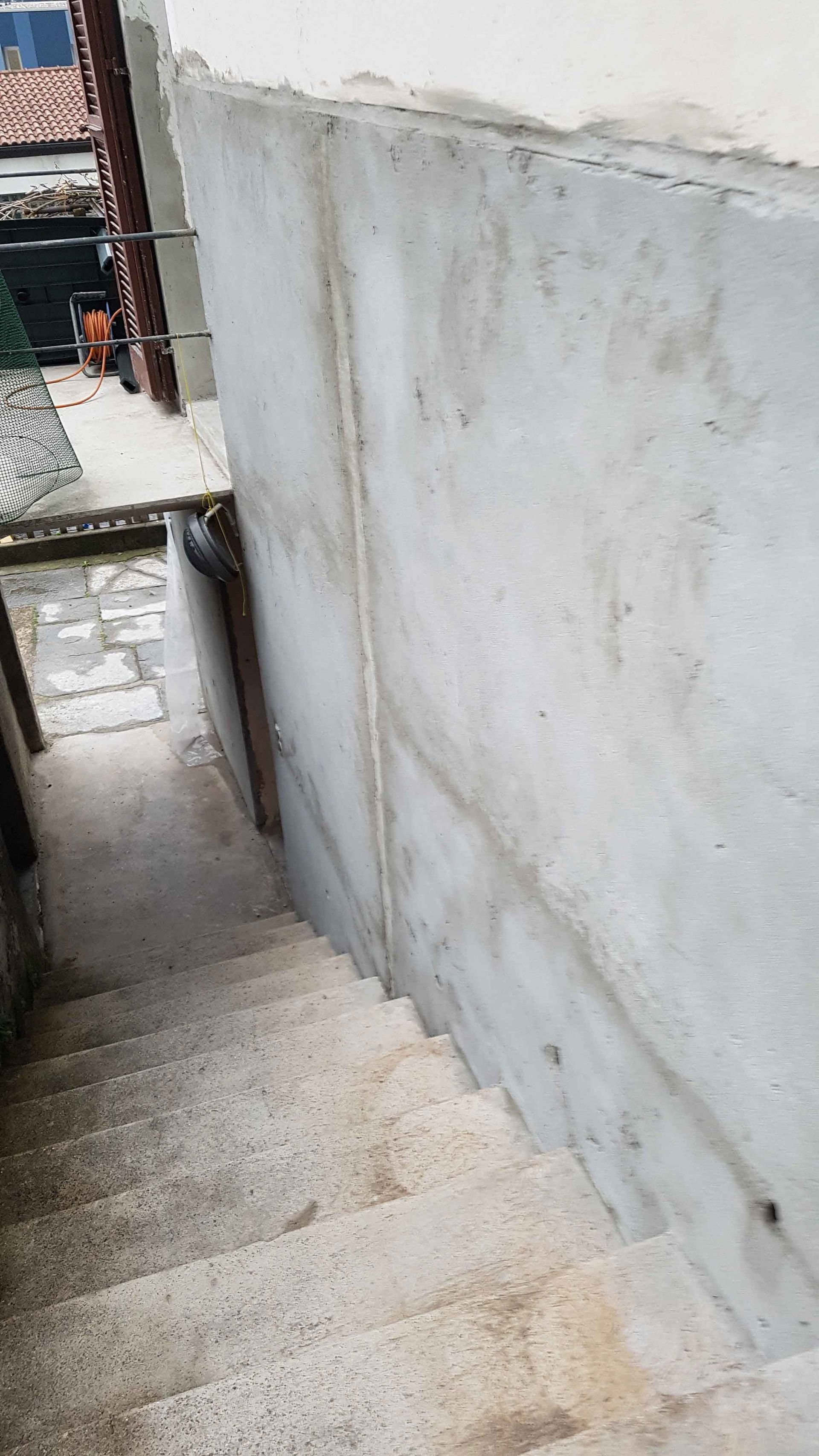 Prosciugamento della muratura tramite iniezione più intonaco impermeabile più intonaco traspirante