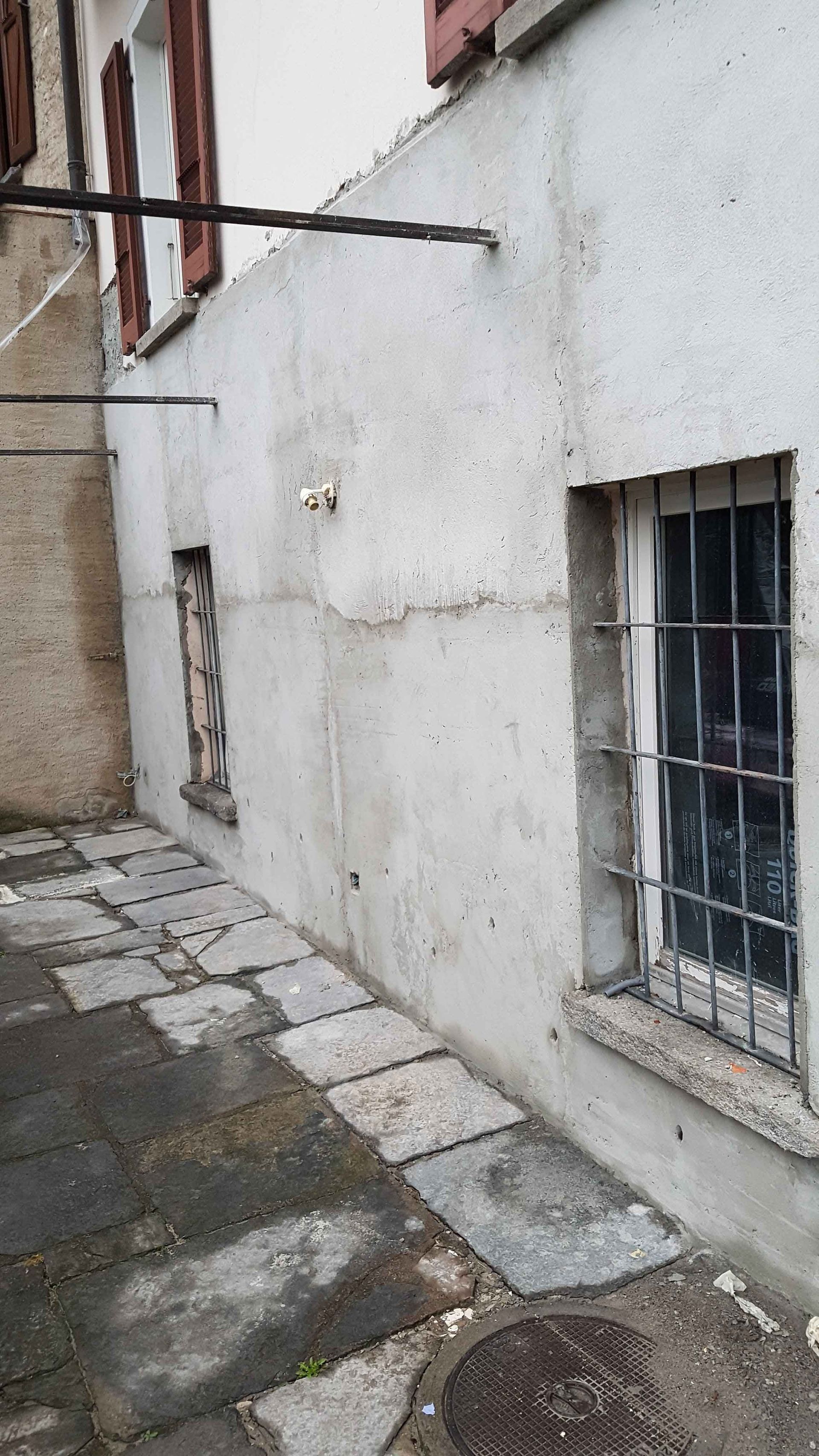 Prosciugamento della muratura tramite iniezione più intonaco impermeabile più intonaco traspirante