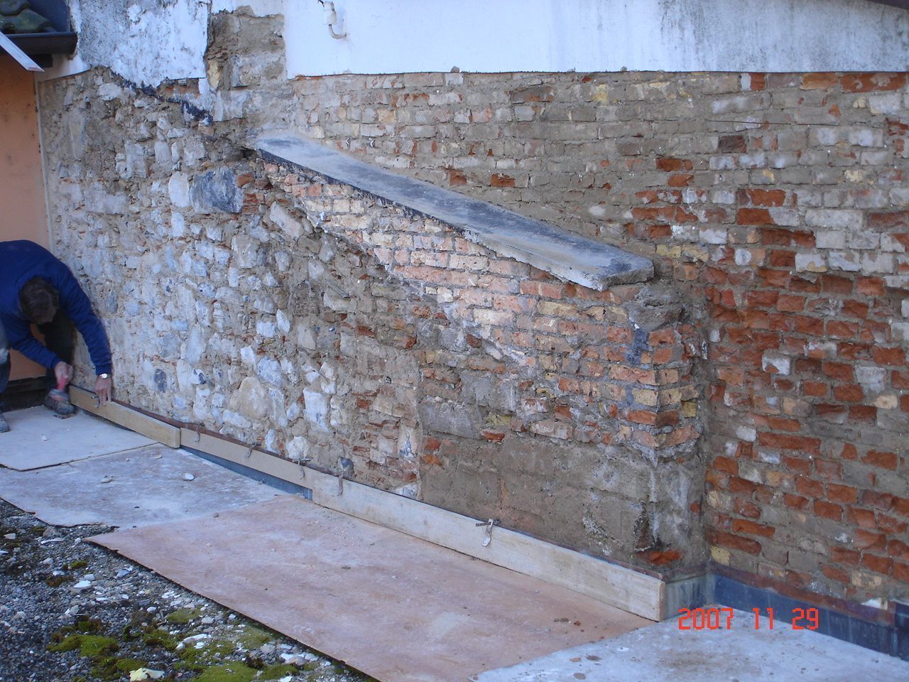 Prosciugamento della muratura tramite iniezione più intonaco impermeabile più intonaco traspirante