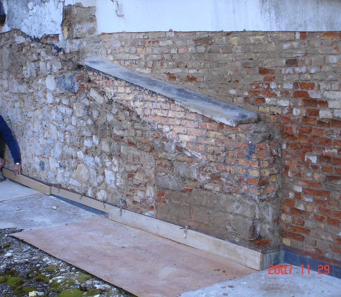 Prosciugamento della muratura tramite iniezione più intonaco impermeabile più intonaco traspirante