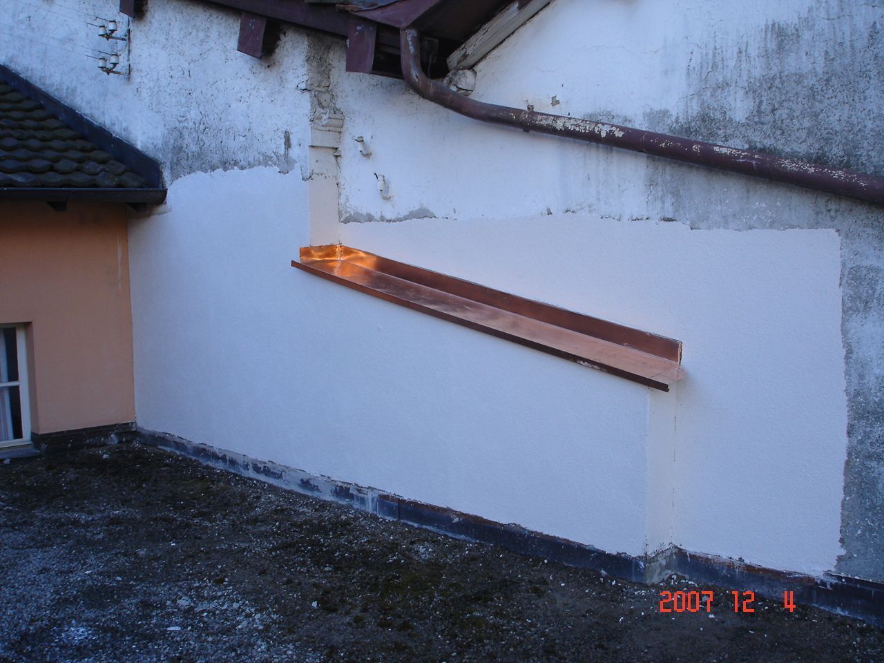 Prosciugamento della muratura tramite iniezione più intonaco impermeabile più intonaco traspirante