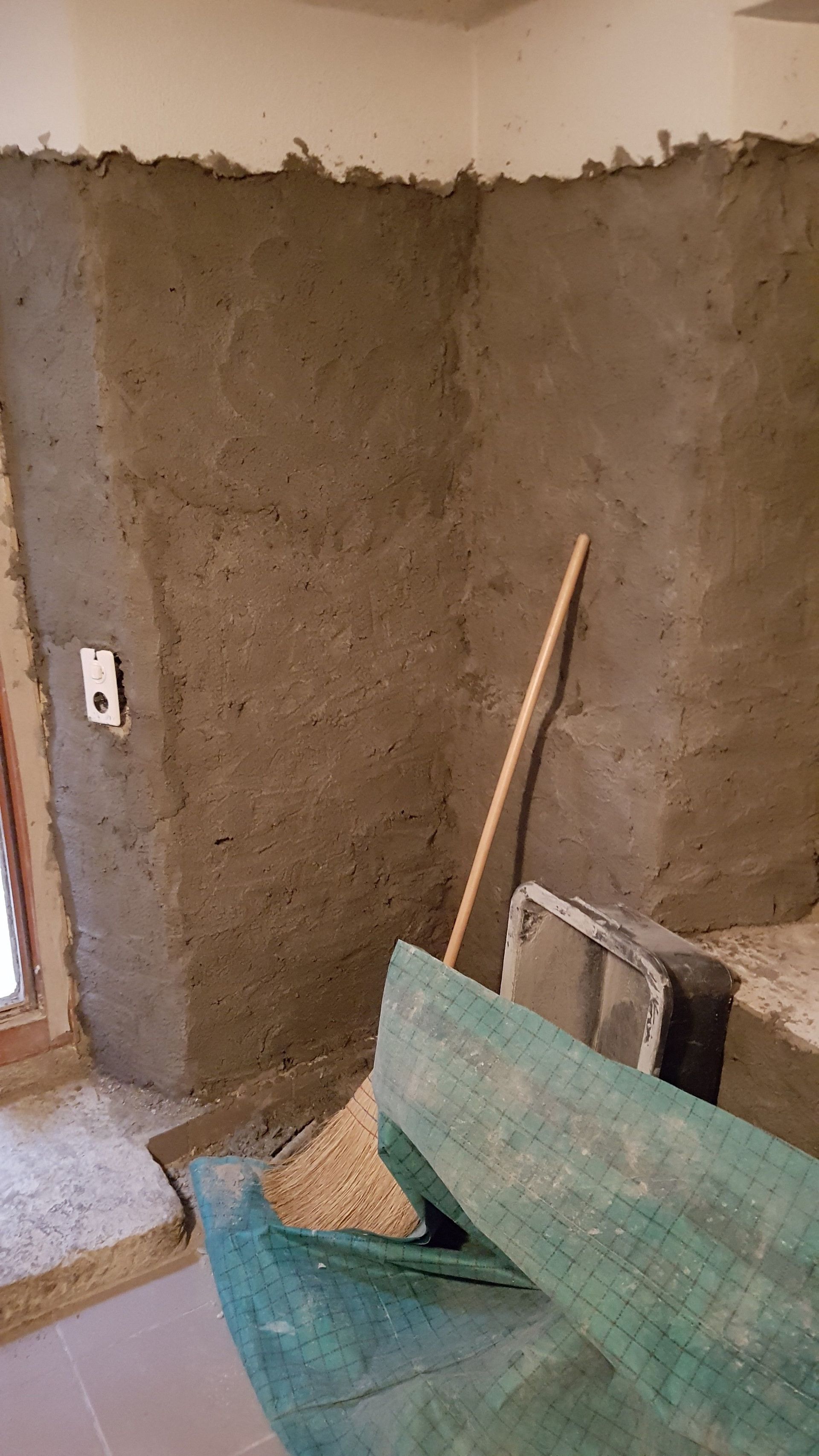 Prosciugamento della muratura tramite iniezione più intonaco impermeabile più intonaco traspirante