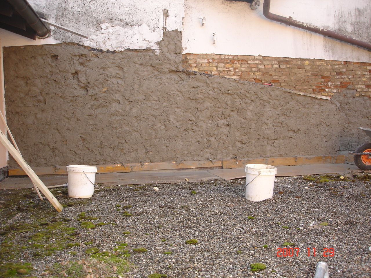 Prosciugamento della muratura tramite iniezione più intonaco impermeabile più intonaco traspirante