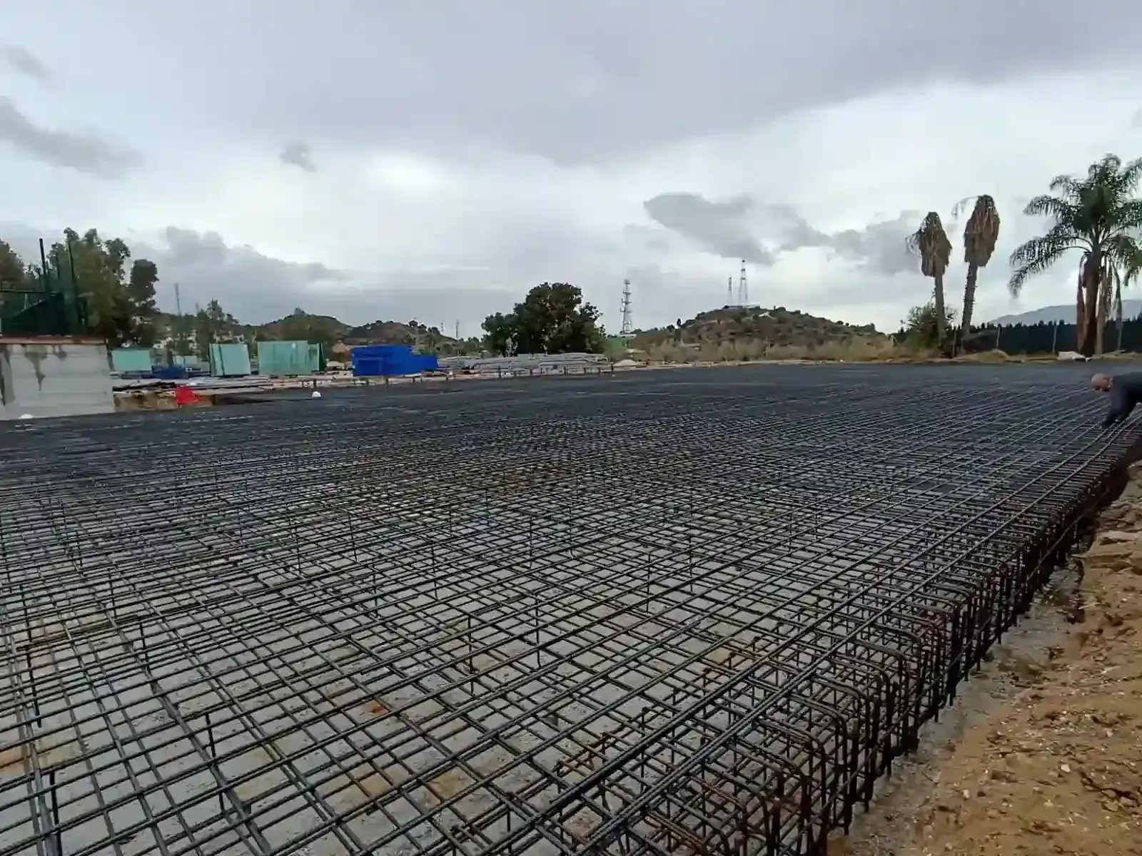Barras de refuerzo de acero agrupadas, listas para usar en la construcción.