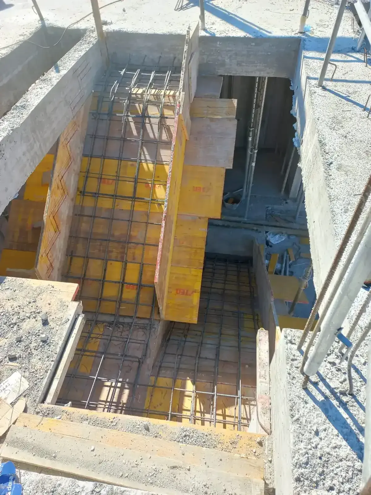 Estructura de cimentación de hormigón armado con barras de refuerzo