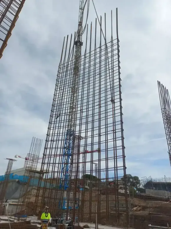 Barras de refuerzo de acero en el interior de encofrado de madera, obra de construcción.