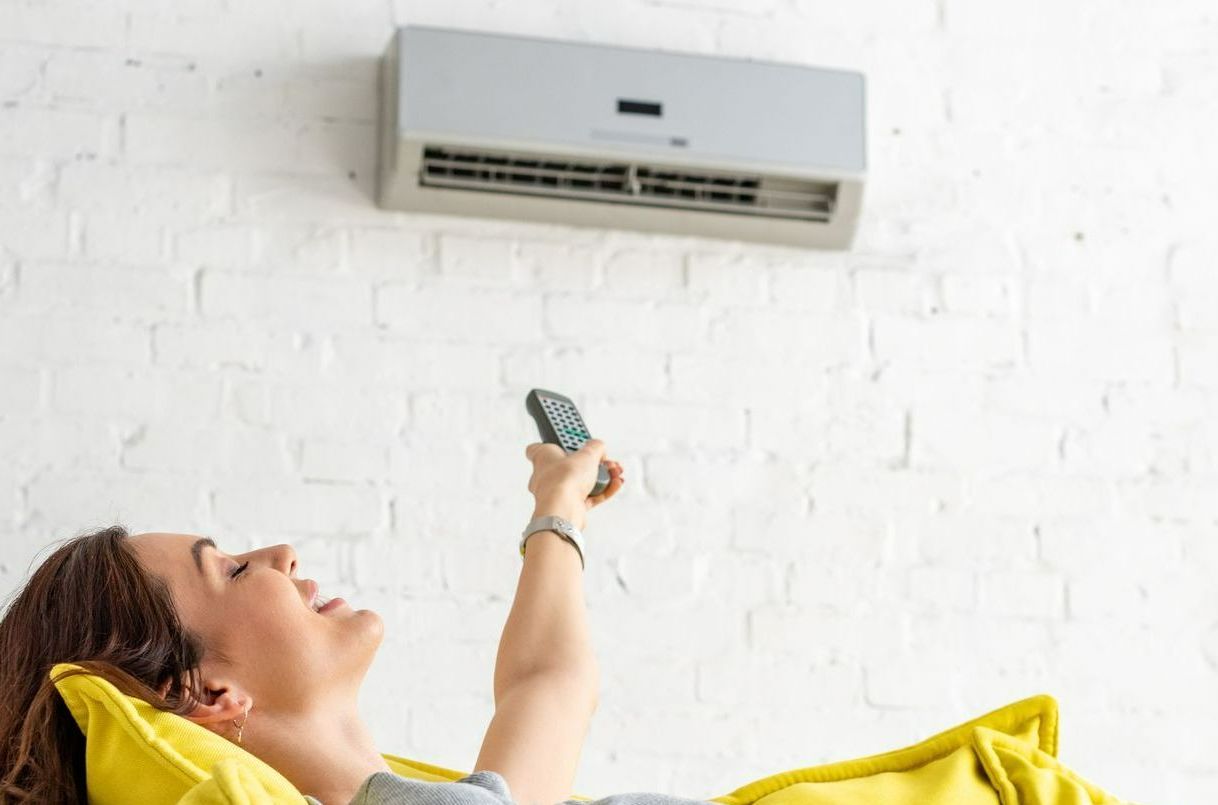 Une femme profite d'un climatiseur