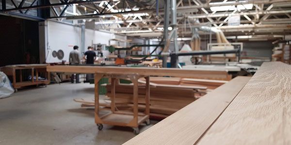 Éléments en bois dans un vaste atelier industriel ou intérieur d'usine