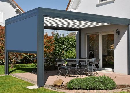 Pergola grise avec ensemble de salle à manger attenante à une maison et un jardin modernes