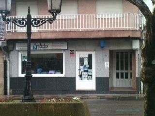 Exterior de un edificio de dos plantas con una tienda, 