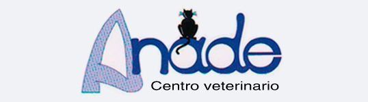 Logotipo para un centro veterinario con texto azul, la silueta de un gato y las palabras "Centro veterinario".