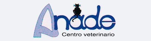 Logotipo para un centro veterinario con texto azul, la silueta de un gato y las palabras "Centro veterinario".