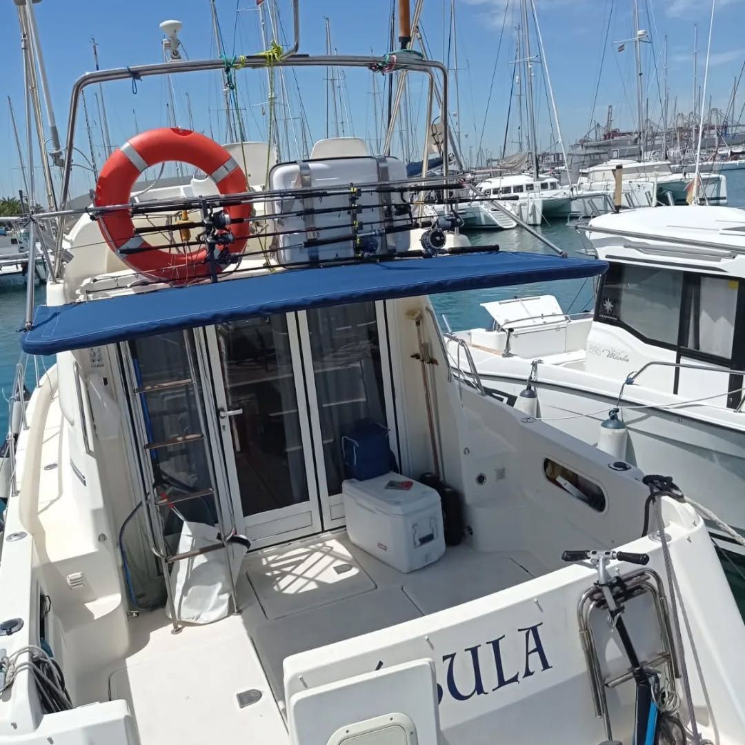 Barco blanco llamado 