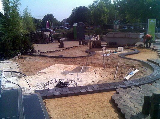 Eine Gruppe von Leuten arbeitet auf einer Baustelle.