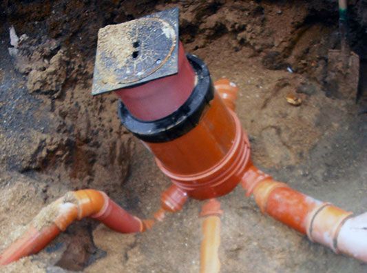 Im Boden sind zahlreiche Rohre miteinander verbunden.