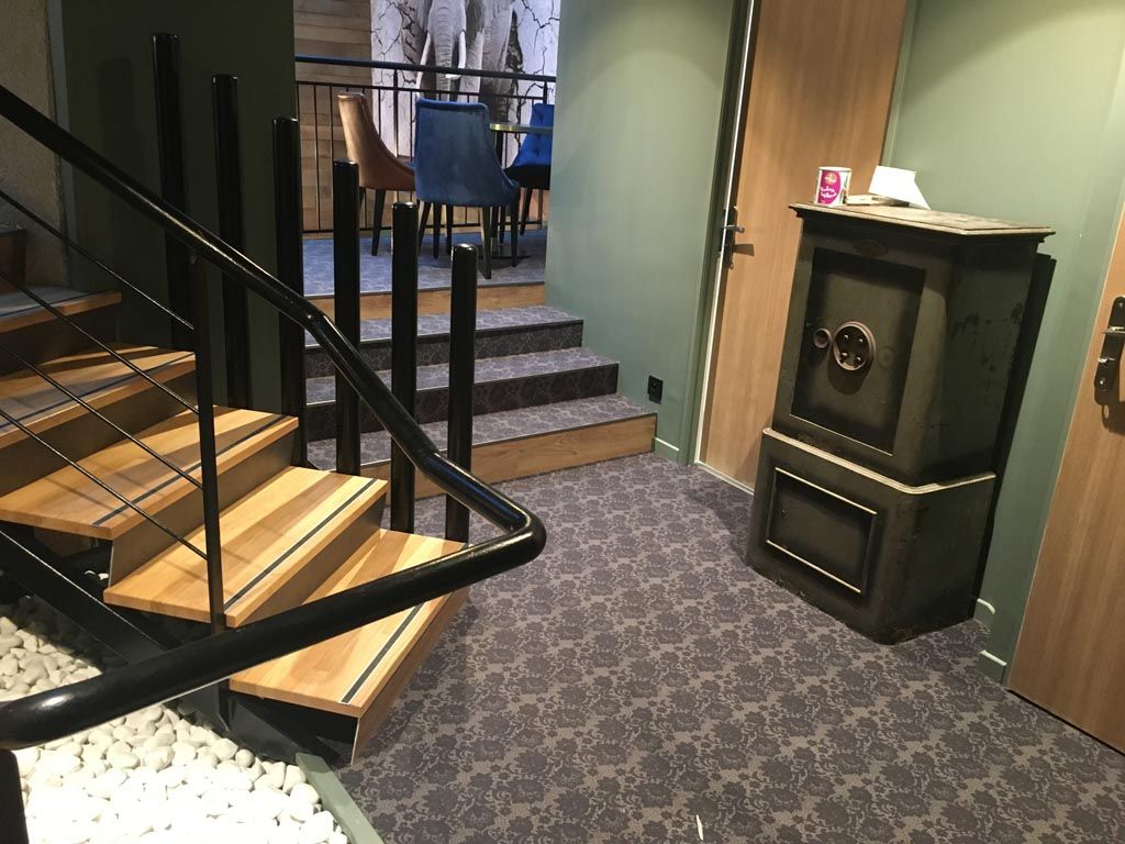 Beaune Baltard Café habillage escaliers, accessibilité, moquette